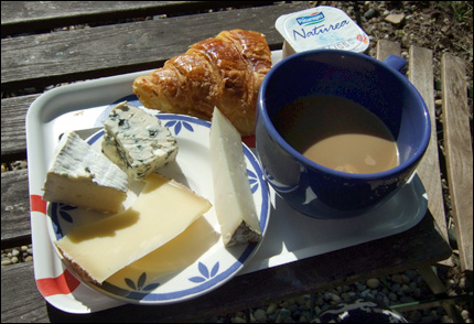 Frukost i solen, med croissant, kaffe, yoghurt och fyra sorters ost